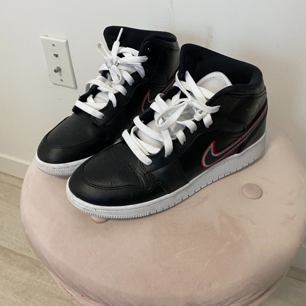 Nike Air Jordans Black & Red Size 6.5Y - Picture 2 of 10